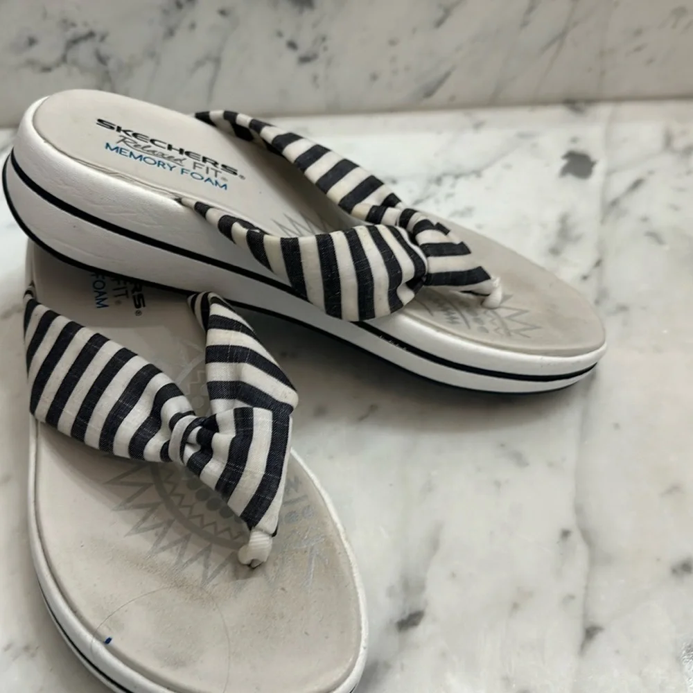 Sketchers Upgrade thong sandal nautical stripe EUC size 6 navy white
